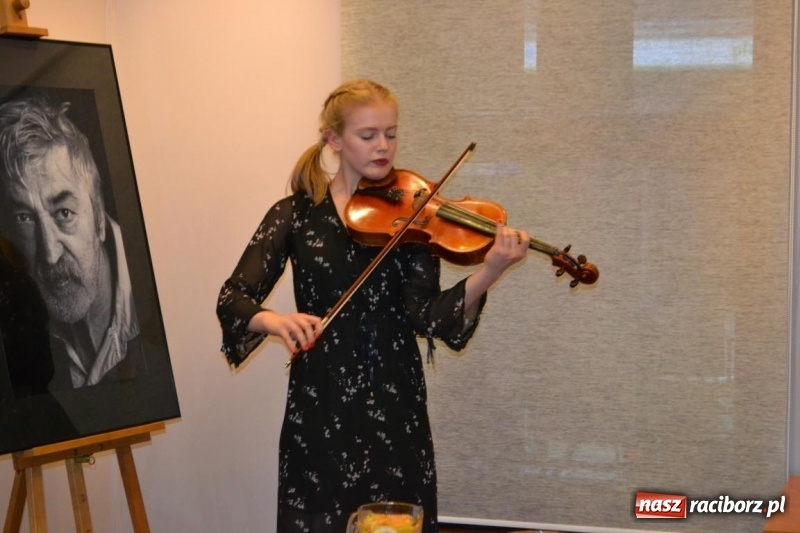 Zdjęcie w galerii na portalu naszraciborz.pl: Uczennice Liceum Plastycznego pokazały swoje prace w Galerii OBOK wiadomości z regionu