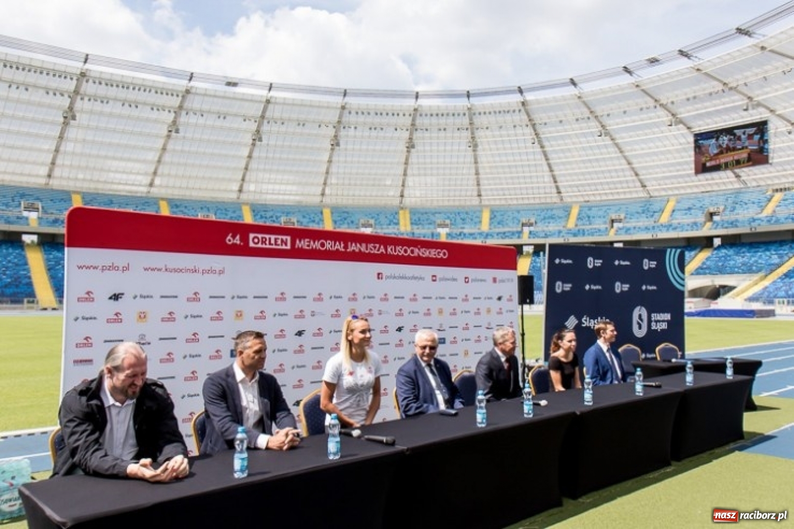 Zdjęcie w galerii na portalu naszraciborz.pl: Justyna Święty-Ersetic wspiera promocję Stadionu Śląskiego wiadomości z regionu