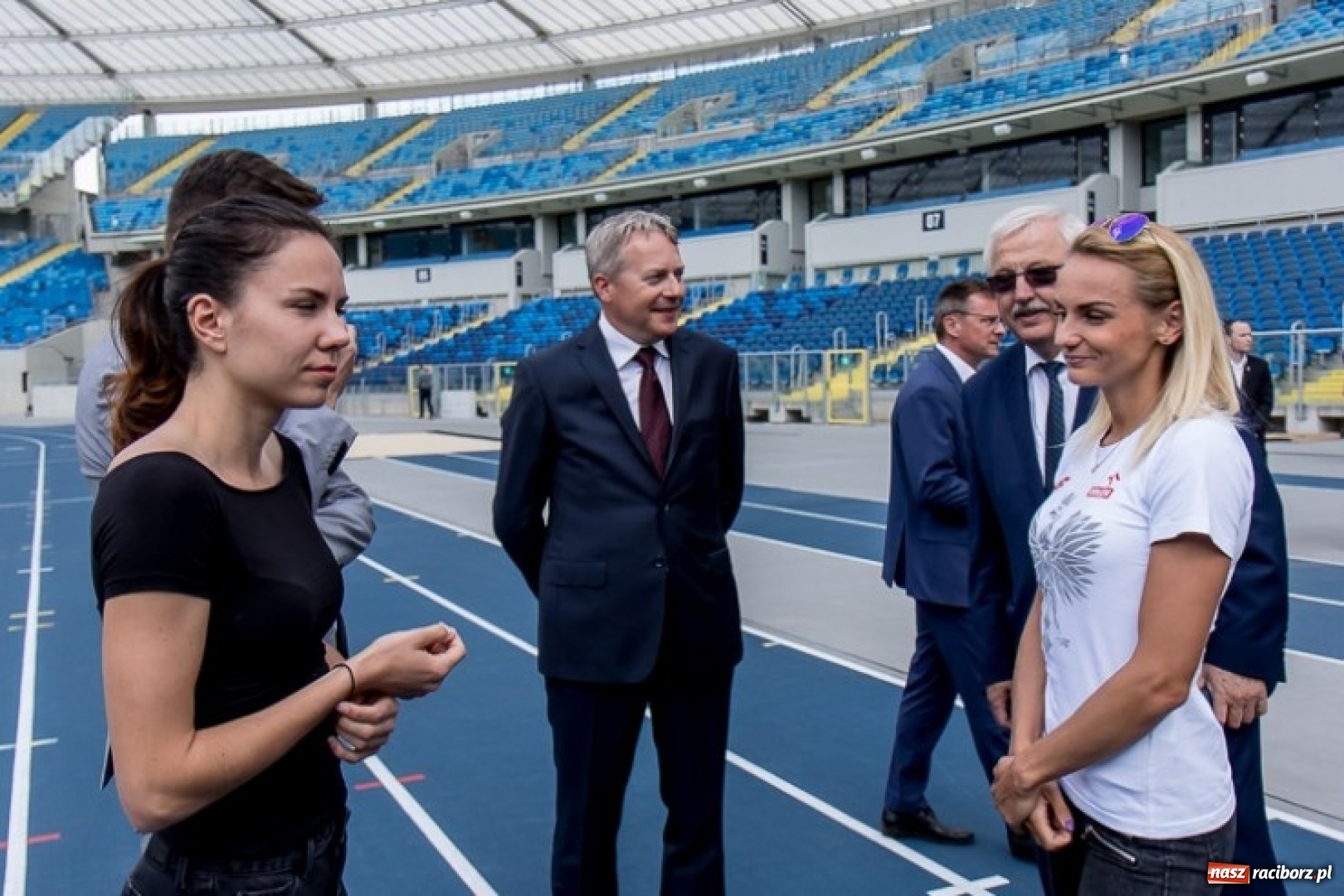 Zdjęcie w galerii na portalu naszraciborz.pl: Justyna Święty-Ersetic wspiera promocję Stadionu Śląskiego wiadomości z regionu