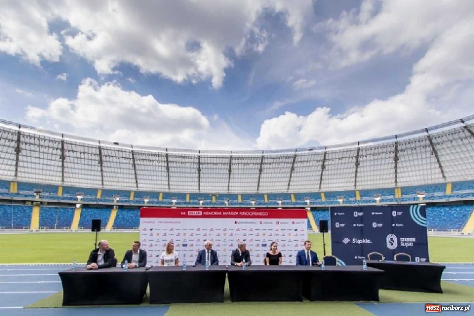 Zdjęcie w galerii na portalu naszraciborz.pl: Justyna Święty-Ersetic wspiera promocję Stadionu Śląskiego wiadomości z regionu