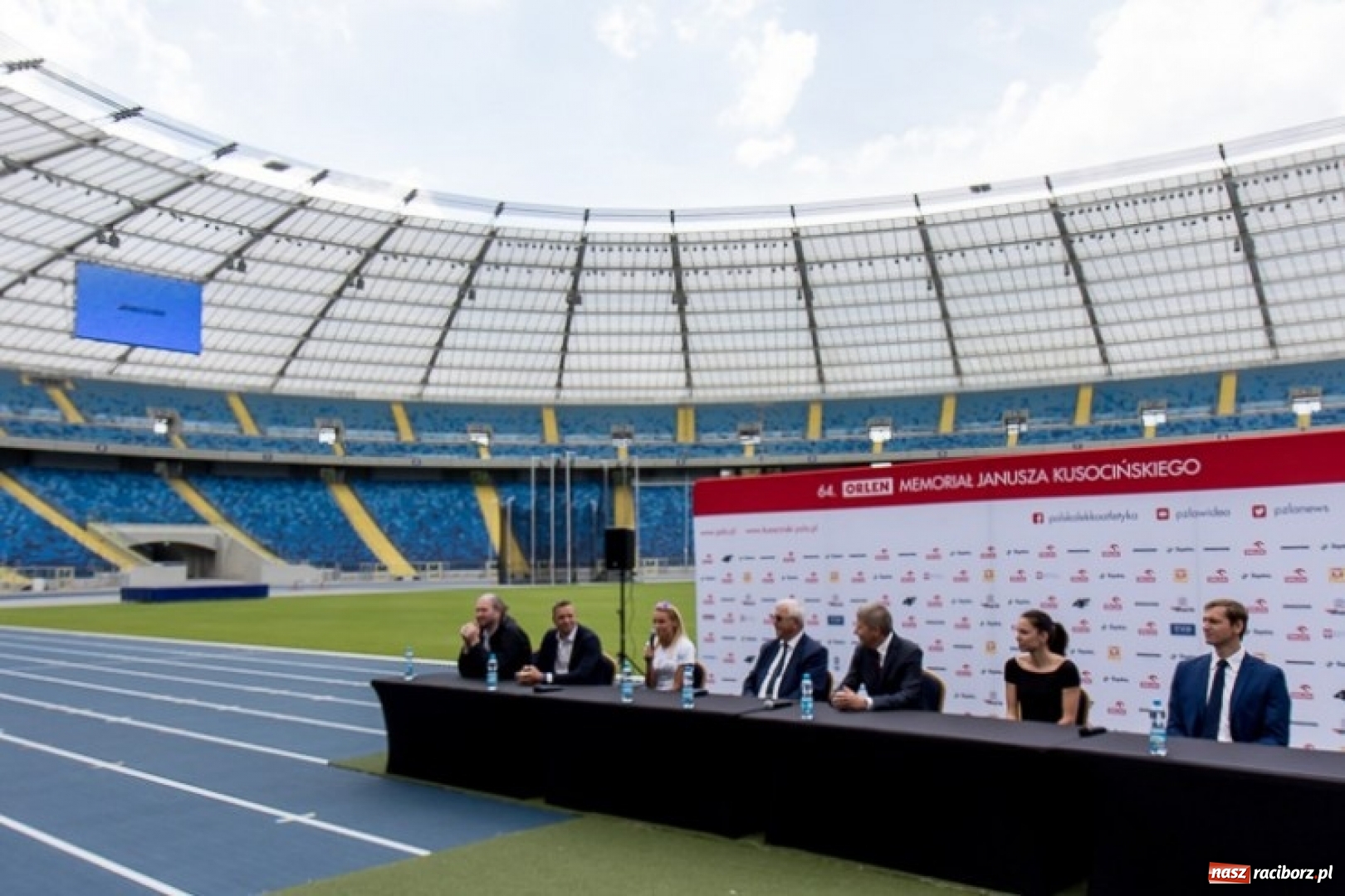 Zdjęcie w galerii na portalu naszraciborz.pl: Justyna Święty-Ersetic wspiera promocję Stadionu Śląskiego wiadomości z regionu