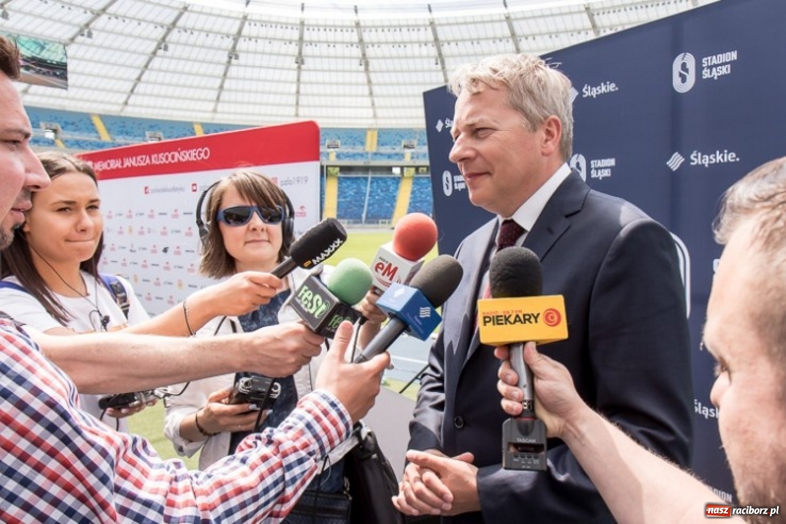 Zdjęcie w galerii na portalu naszraciborz.pl: Justyna Święty-Ersetic wspiera promocję Stadionu Śląskiego wiadomości z regionu