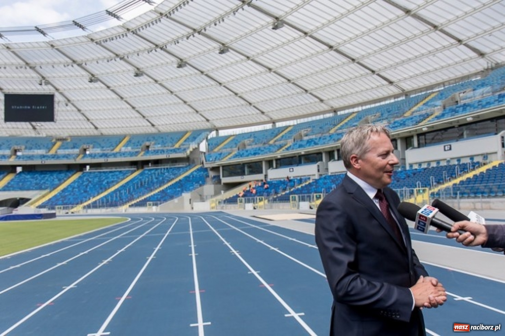 Zdjęcie w galerii na portalu naszraciborz.pl: Justyna Święty-Ersetic wspiera promocję Stadionu Śląskiego wiadomości z regionu