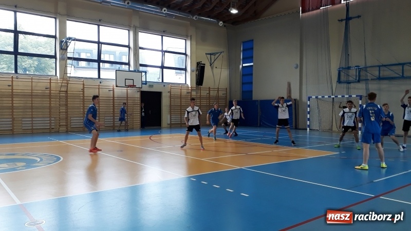 Zdjęcie w galerii na portalu naszraciborz.pl: Pietrowicka szkoła piłką ręczną stoi wiadomości z regionu