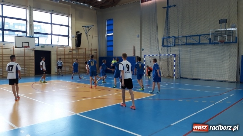 Zdjęcie w galerii na portalu naszraciborz.pl: Pietrowicka szkoła piłką ręczną stoi wiadomości z regionu