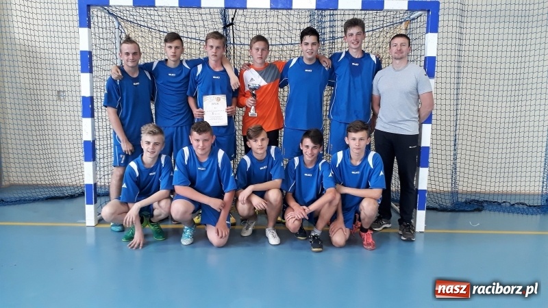 Zdjęcie w galerii na portalu naszraciborz.pl: Pietrowicka szkoła piłką ręczną stoi wiadomości z regionu