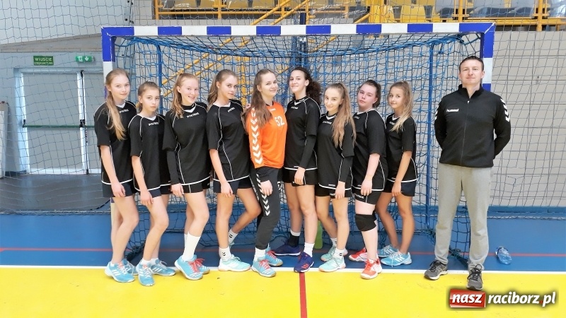 Zdjęcie w galerii na portalu naszraciborz.pl: Pietrowicka szkoła piłką ręczną stoi wiadomości z regionu
