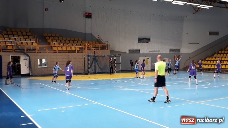 Zdjęcie w galerii na portalu naszraciborz.pl: Pietrowicka szkoła piłką ręczną stoi wiadomości z regionu
