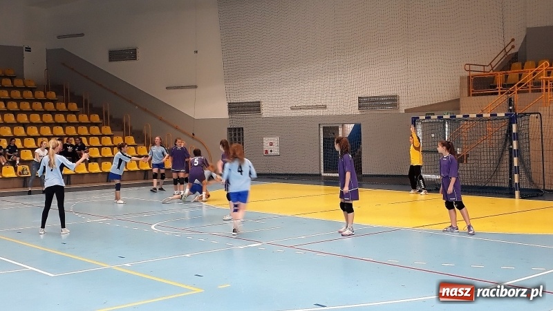 Zdjęcie w galerii na portalu naszraciborz.pl: Pietrowicka szkoła piłką ręczną stoi wiadomości z regionu