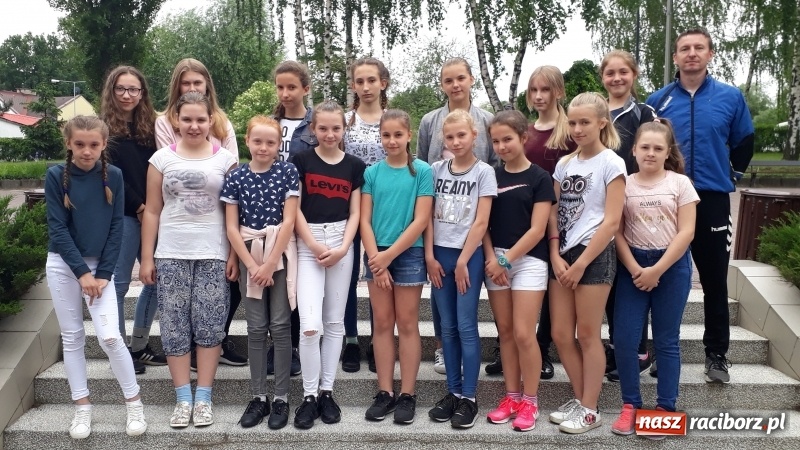 Zdjęcie w galerii na portalu naszraciborz.pl: Pietrowicka szkoła piłką ręczną stoi wiadomości z regionu