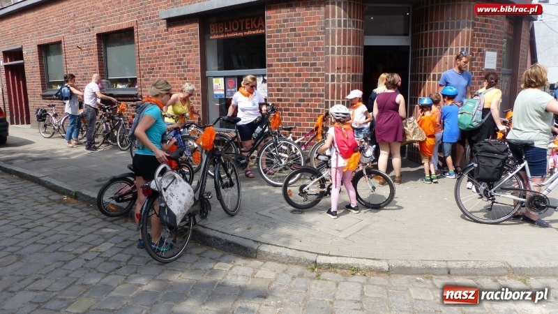 Zdjęcie w galerii na portalu naszraciborz.pl: Pomarańczowo i odjazdowo, czyli sobota na dwóch kółkach z raciborską biblioteką wiadomości z regionu