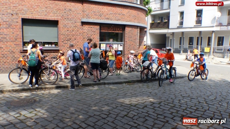 Zdjęcie w galerii na portalu naszraciborz.pl: Pomarańczowo i odjazdowo, czyli sobota na dwóch kółkach z raciborską biblioteką wiadomości z regionu