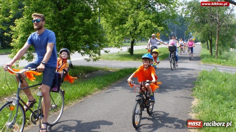 Zdjęcie w galerii na portalu naszraciborz.pl: Pomarańczowo i odjazdowo, czyli sobota na dwóch kółkach z raciborską biblioteką wiadomości z regionu