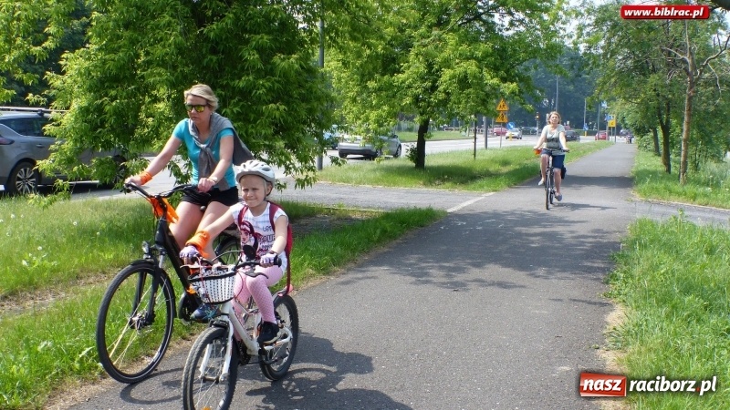 Zdjęcie w galerii na portalu naszraciborz.pl: Pomarańczowo i odjazdowo, czyli sobota na dwóch kółkach z raciborską biblioteką wiadomości z regionu