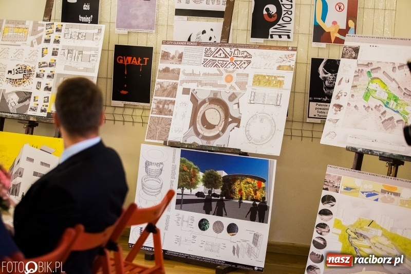 Zdjęcie w galerii na portalu naszraciborz.pl: Absolwenci raciborskiej architektury odebrali na zamku dyplomy wiadomości z regionu