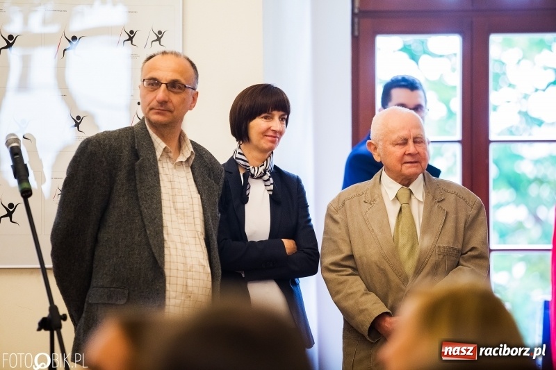 Zdjęcie w galerii na portalu naszraciborz.pl: Absolwenci raciborskiej architektury odebrali na zamku dyplomy wiadomości z regionu