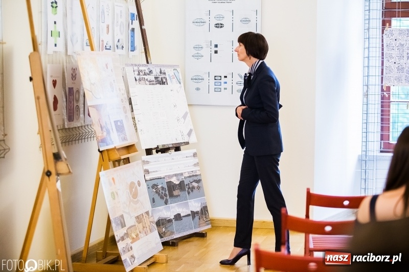 Zdjęcie w galerii na portalu naszraciborz.pl: Absolwenci raciborskiej architektury odebrali na zamku dyplomy wiadomości z regionu