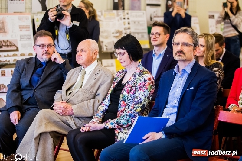 Zdjęcie w galerii na portalu naszraciborz.pl: Absolwenci raciborskiej architektury odebrali na zamku dyplomy wiadomości z regionu