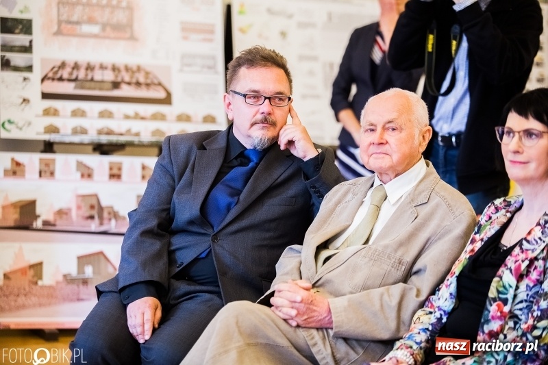 Zdjęcie w galerii na portalu naszraciborz.pl: Absolwenci raciborskiej architektury odebrali na zamku dyplomy wiadomości z regionu