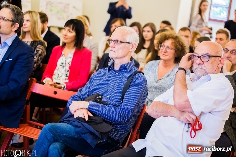 Zdjęcie w galerii na portalu naszraciborz.pl: Absolwenci raciborskiej architektury odebrali na zamku dyplomy wiadomości z regionu