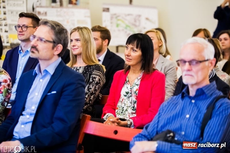 Zdjęcie w galerii na portalu naszraciborz.pl: Absolwenci raciborskiej architektury odebrali na zamku dyplomy wiadomości z regionu