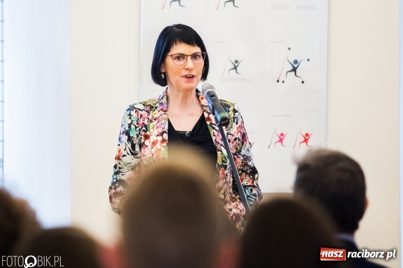 Zdjęcie w galerii na portalu naszraciborz.pl: Absolwenci raciborskiej architektury odebrali na zamku dyplomy wiadomości z regionu