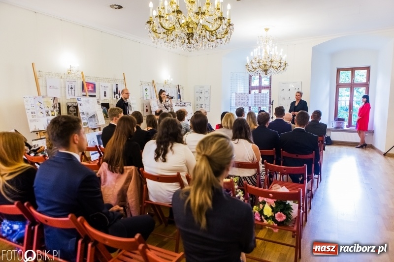 Zdjęcie w galerii na portalu naszraciborz.pl: Absolwenci raciborskiej architektury odebrali na zamku dyplomy wiadomości z regionu