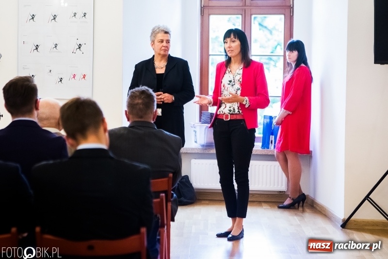 Zdjęcie w galerii na portalu naszraciborz.pl: Absolwenci raciborskiej architektury odebrali na zamku dyplomy wiadomości z regionu