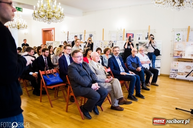 Zdjęcie w galerii na portalu naszraciborz.pl: Absolwenci raciborskiej architektury odebrali na zamku dyplomy wiadomości z regionu