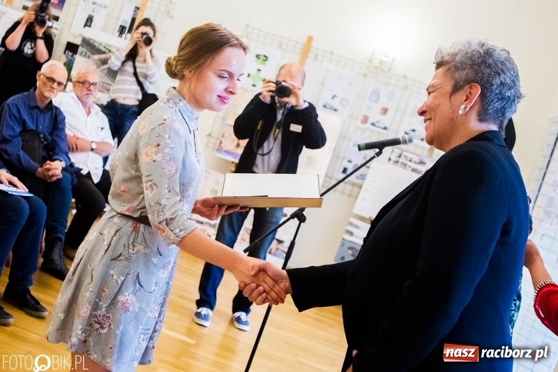 Zdjęcie w galerii na portalu naszraciborz.pl: Absolwenci raciborskiej architektury odebrali na zamku dyplomy wiadomości z regionu