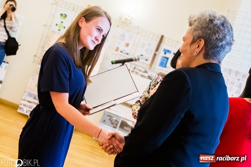 Zdjęcie w galerii na portalu naszraciborz.pl: Absolwenci raciborskiej architektury odebrali na zamku dyplomy wiadomości z regionu