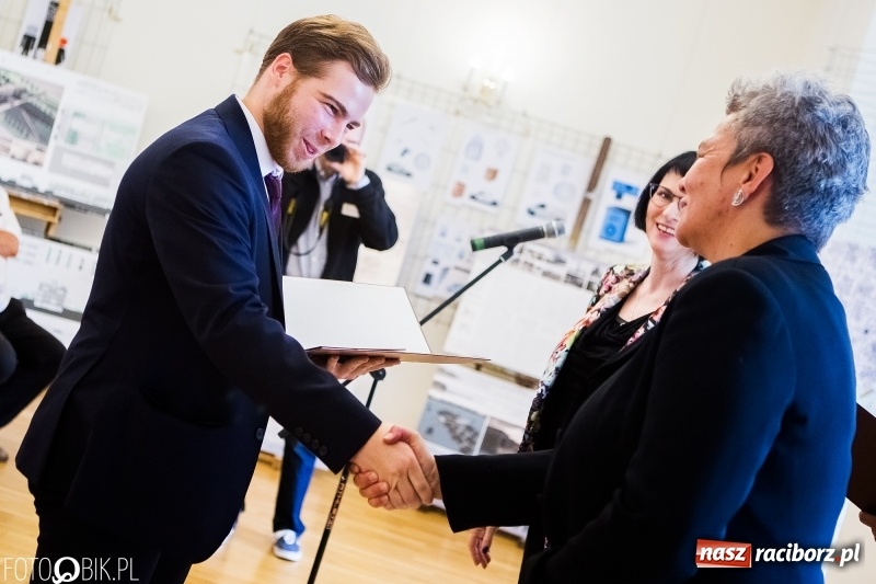 Zdjęcie w galerii na portalu naszraciborz.pl: Absolwenci raciborskiej architektury odebrali na zamku dyplomy wiadomości z regionu
