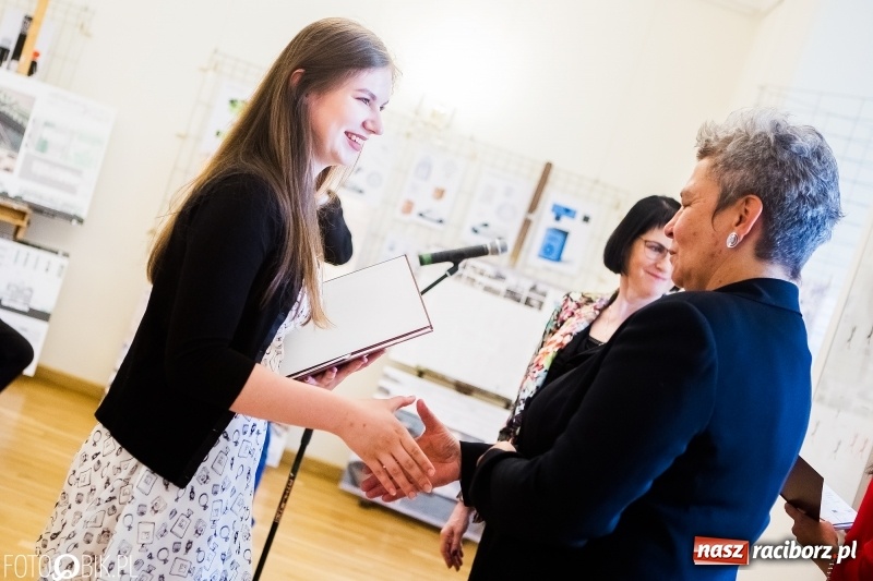 Zdjęcie w galerii na portalu naszraciborz.pl: Absolwenci raciborskiej architektury odebrali na zamku dyplomy wiadomości z regionu