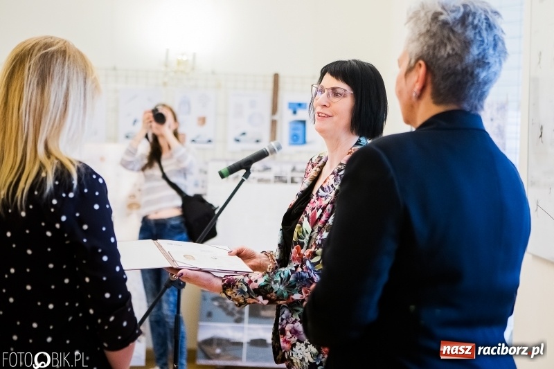 Zdjęcie w galerii na portalu naszraciborz.pl: Absolwenci raciborskiej architektury odebrali na zamku dyplomy wiadomości z regionu