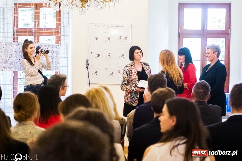 Zdjęcie w galerii na portalu naszraciborz.pl: Absolwenci raciborskiej architektury odebrali na zamku dyplomy wiadomości z regionu