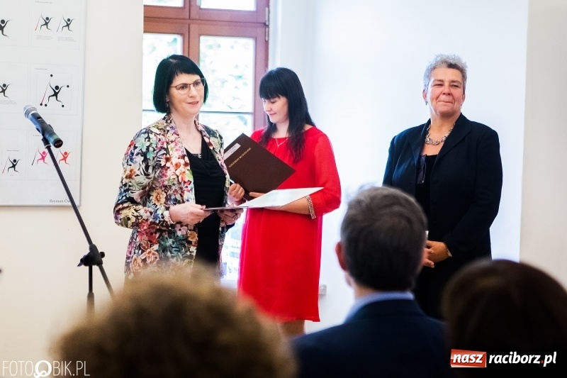 Zdjęcie w galerii na portalu naszraciborz.pl: Absolwenci raciborskiej architektury odebrali na zamku dyplomy wiadomości z regionu