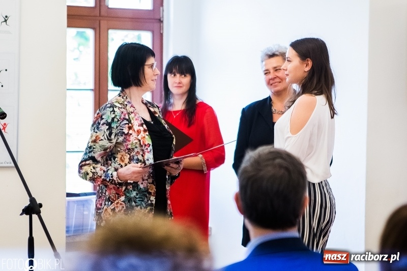 Zdjęcie w galerii na portalu naszraciborz.pl: Absolwenci raciborskiej architektury odebrali na zamku dyplomy wiadomości z regionu