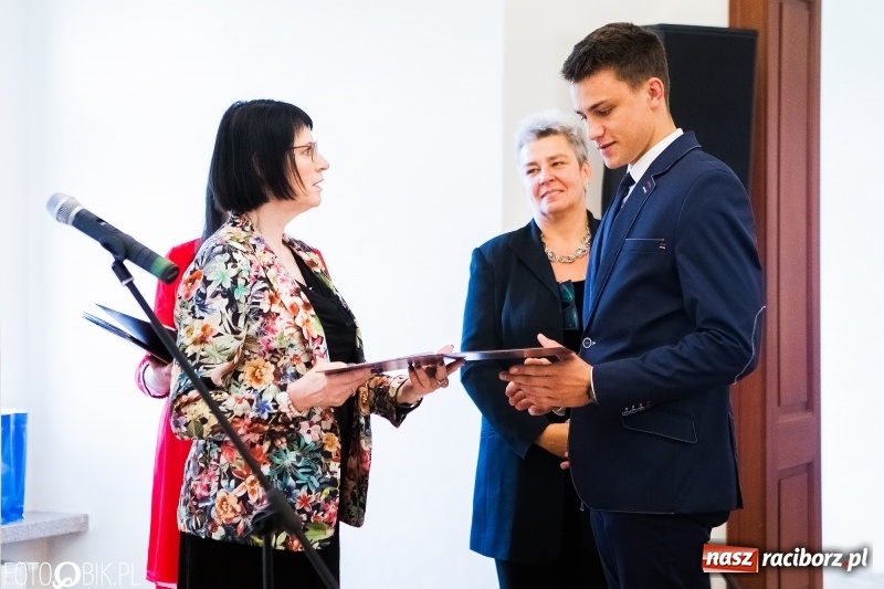 Zdjęcie w galerii na portalu naszraciborz.pl: Absolwenci raciborskiej architektury odebrali na zamku dyplomy wiadomości z regionu