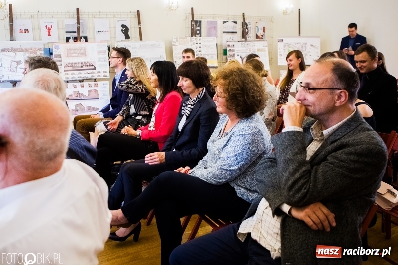 Zdjęcie w galerii na portalu naszraciborz.pl: Absolwenci raciborskiej architektury odebrali na zamku dyplomy wiadomości z regionu