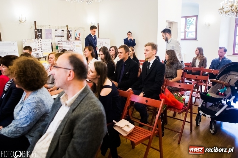 Zdjęcie w galerii na portalu naszraciborz.pl: Absolwenci raciborskiej architektury odebrali na zamku dyplomy wiadomości z regionu