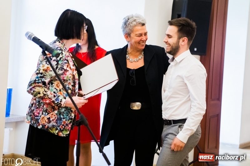 Zdjęcie w galerii na portalu naszraciborz.pl: Absolwenci raciborskiej architektury odebrali na zamku dyplomy wiadomości z regionu