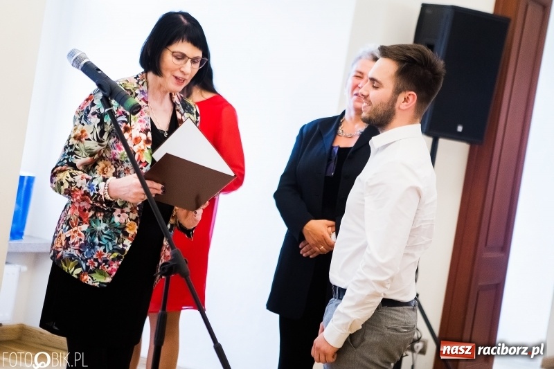 Zdjęcie w galerii na portalu naszraciborz.pl: Absolwenci raciborskiej architektury odebrali na zamku dyplomy wiadomości z regionu