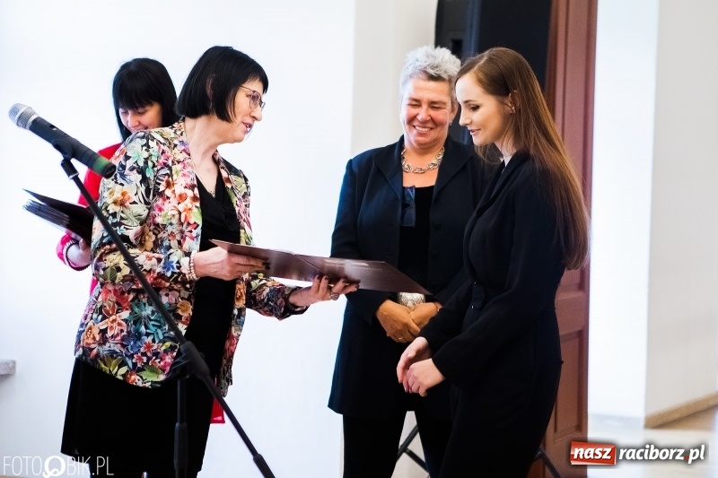 Zdjęcie w galerii na portalu naszraciborz.pl: Absolwenci raciborskiej architektury odebrali na zamku dyplomy wiadomości z regionu