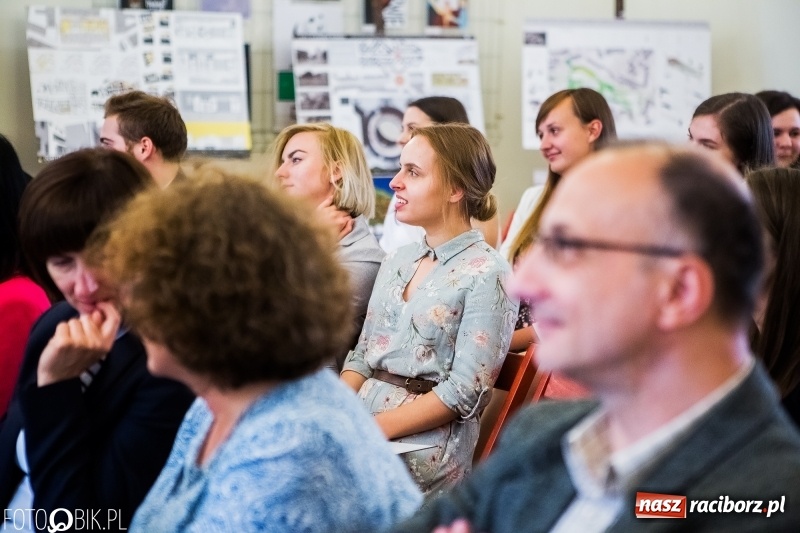 Zdjęcie w galerii na portalu naszraciborz.pl: Absolwenci raciborskiej architektury odebrali na zamku dyplomy wiadomości z regionu