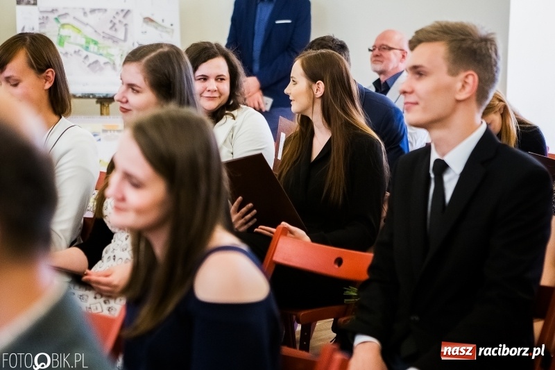 Zdjęcie w galerii na portalu naszraciborz.pl: Absolwenci raciborskiej architektury odebrali na zamku dyplomy wiadomości z regionu