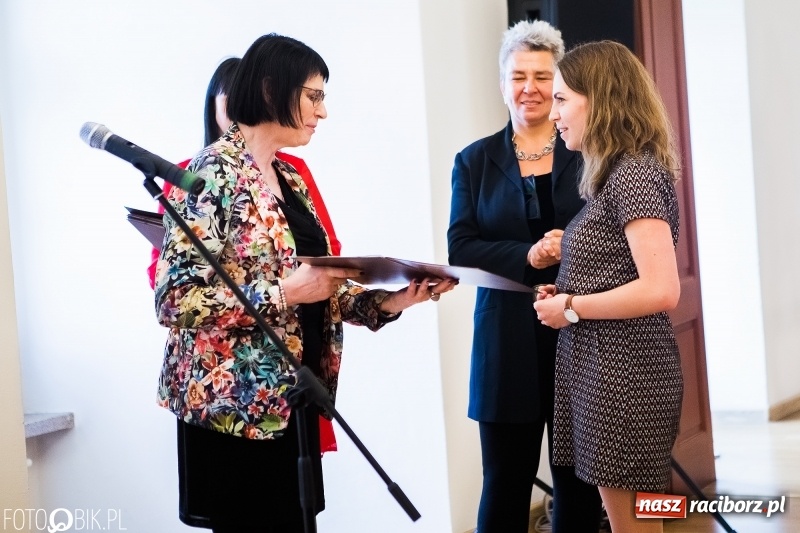 Zdjęcie w galerii na portalu naszraciborz.pl: Absolwenci raciborskiej architektury odebrali na zamku dyplomy wiadomości z regionu