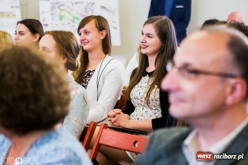 Zdjęcie w galerii na portalu naszraciborz.pl: Absolwenci raciborskiej architektury odebrali na zamku dyplomy wiadomości z regionu