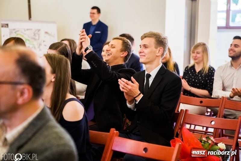 Zdjęcie w galerii na portalu naszraciborz.pl: Absolwenci raciborskiej architektury odebrali na zamku dyplomy wiadomości z regionu
