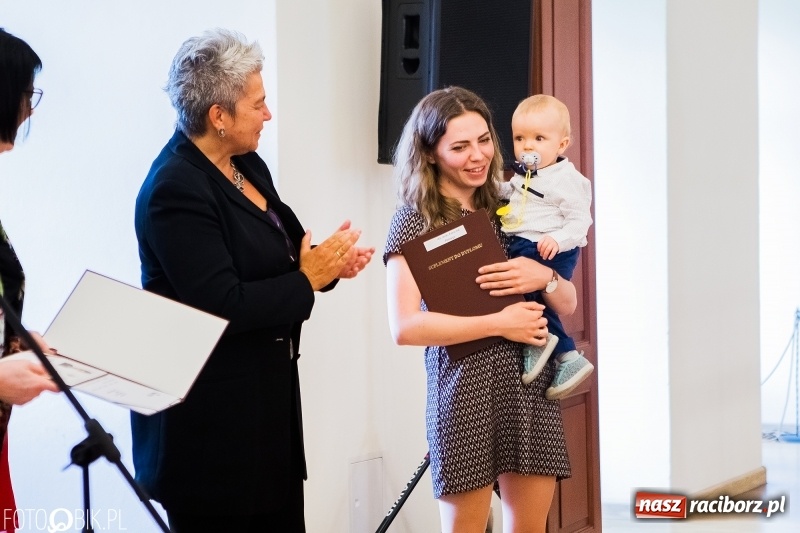 Zdjęcie w galerii na portalu naszraciborz.pl: Absolwenci raciborskiej architektury odebrali na zamku dyplomy wiadomości z regionu