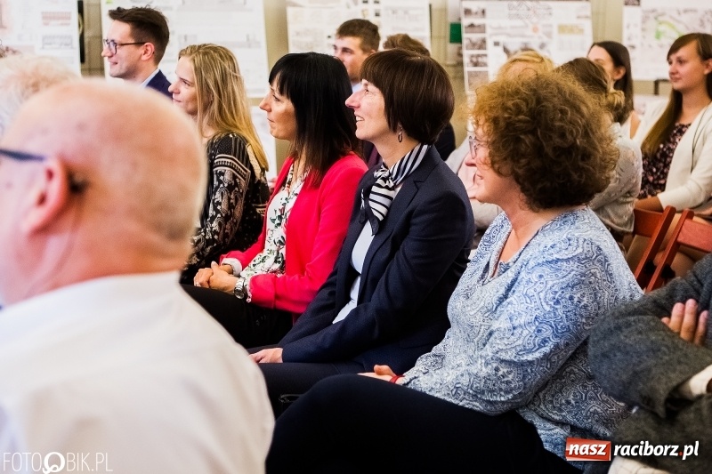 Zdjęcie w galerii na portalu naszraciborz.pl: Absolwenci raciborskiej architektury odebrali na zamku dyplomy wiadomości z regionu